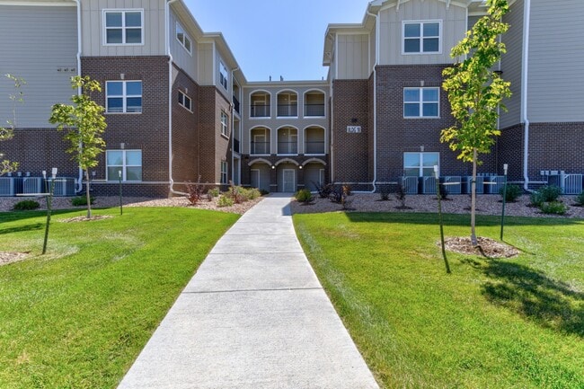 Building Photo - VILLAGE AT THORNCREEK I