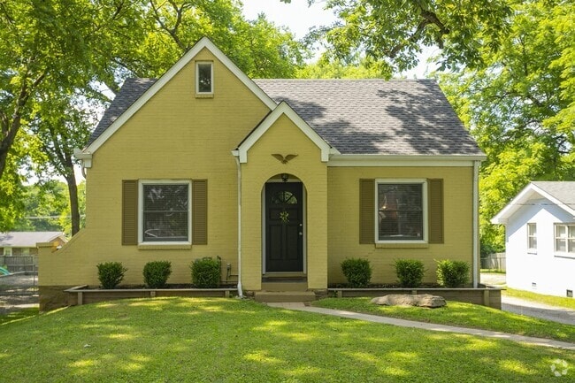 Building Photo - 1427 McGavock Pike