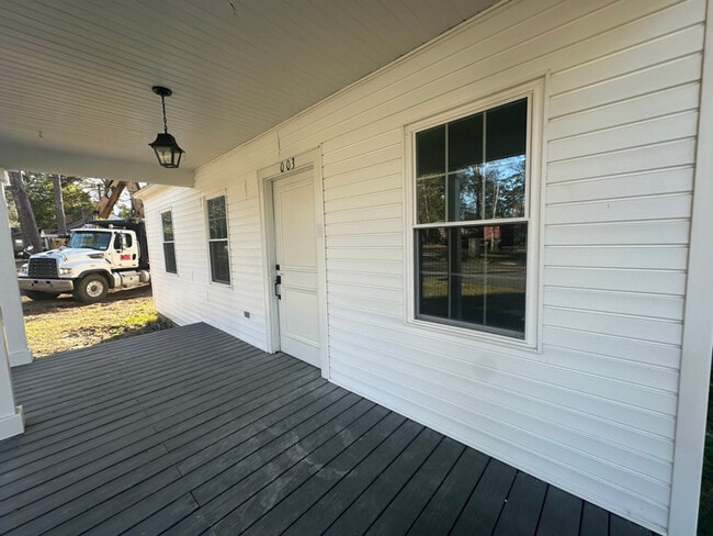 Building Photo - 1003 N Young St