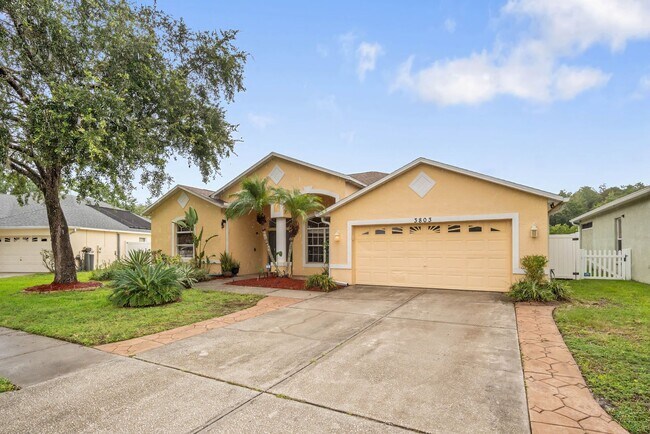 Foto del edificio - Spacious 4BR Pool Home with Jacuzzi in Des...