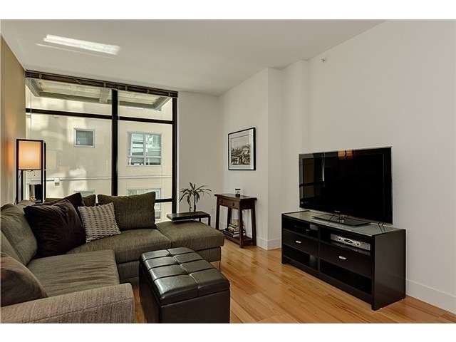 Building Photo - Beautiful 1 Bed 1 Bath + Den in Desirable ...