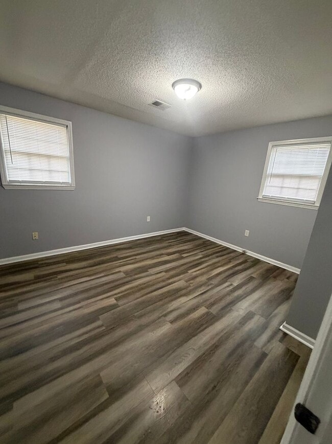 Building Photo - 3 Bedroom available