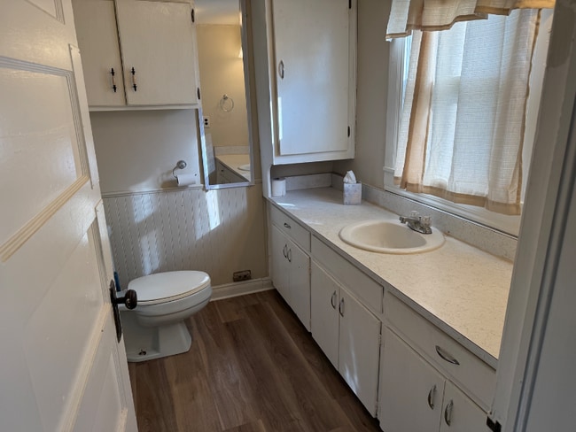 Building Photo - 321 W Maple St