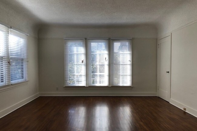 Amplia y luminosa sala de estar con suelo de madera noble. - 1134 N Gardner St