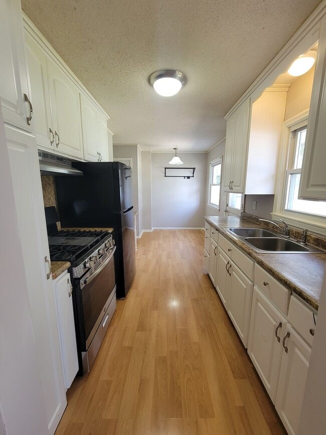 Building Photo - $500 Off 1st Month's Rent - 4 Bedroom Hous...