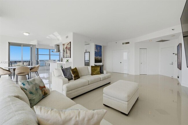 Foto del edificio - 3500 Mystic Pointe Dr