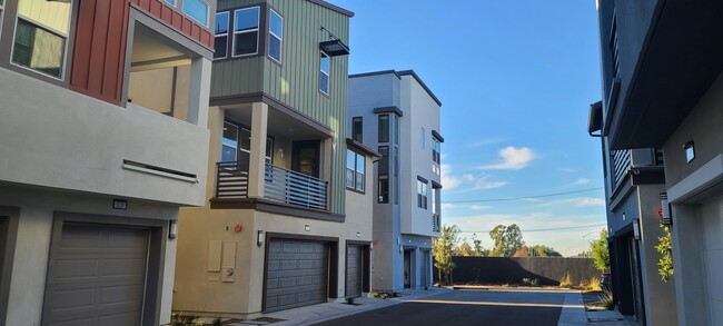 Building Photo - 119 Fable