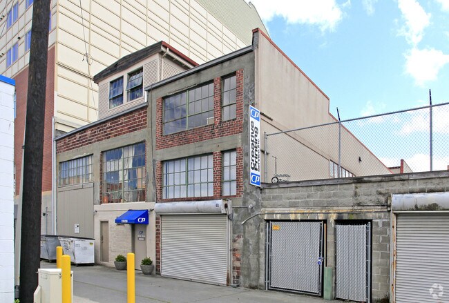 Building Photo - 2806-2808 Hoyt Ave