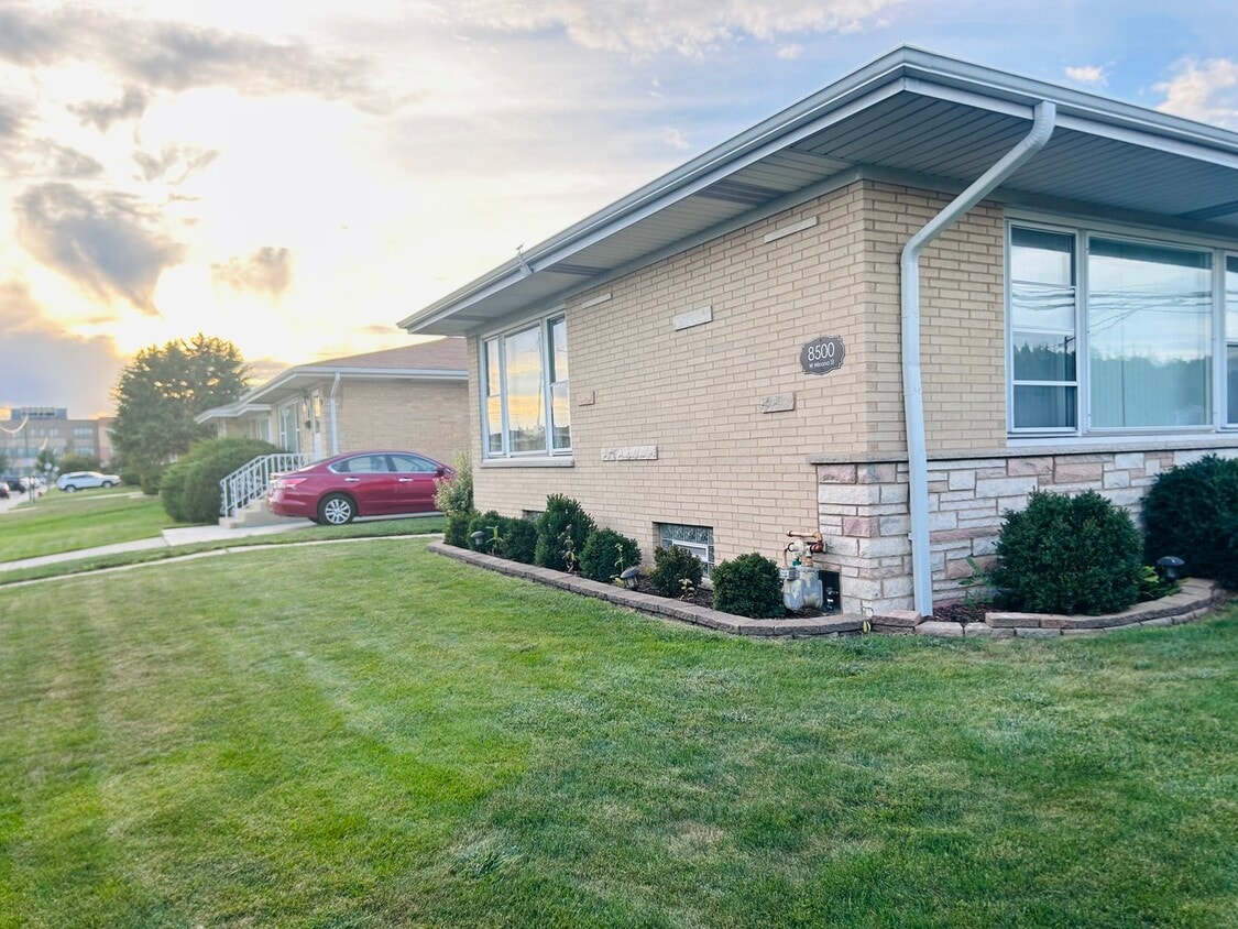 Primary Photo - 8500 W Winona St