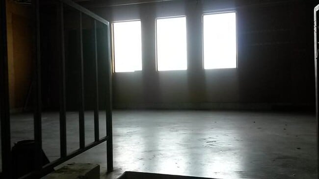 Building Photo - Big 6 Bedroom Single Family Home!!!