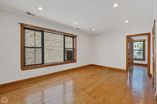 Building Photo - 4544 N Western Ave