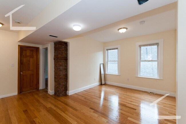 Building Photo - Recently Renovated Unit in Oak sq. Porch, ...