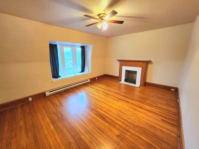 Building Photo - 562 Edward Ave