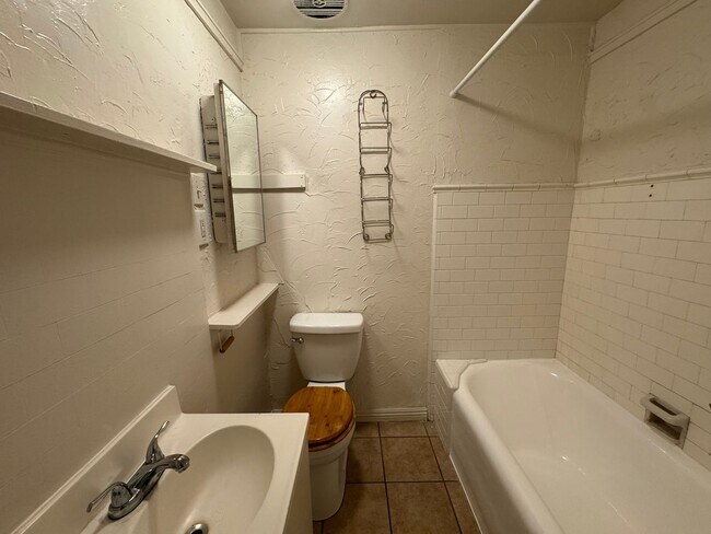 Foto del edificio - Beautiful 2 Bed / 1 Bath Near Alamitos Beach