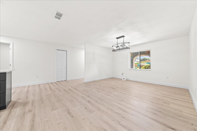 Building Photo - 484 Greenway Ave