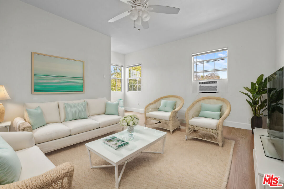 Foto principal - 2528 1/2 Military Ave
