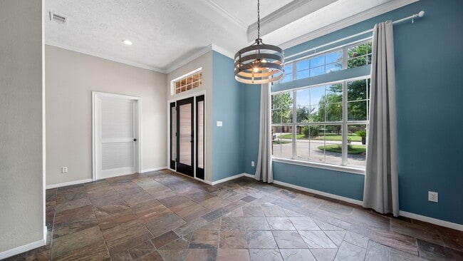 Foto del edificio - 118 Hillsborough Dr W