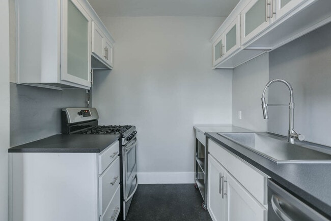 Foto del edificio - St. Johns Nicely Renovated Top Floor Corner 1-Bed!