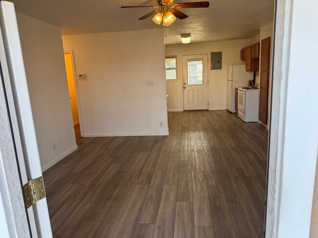 Foto del edificio - 1704 E 5th St