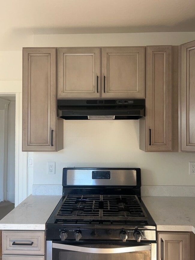 Building Photo - 848 E 28th St