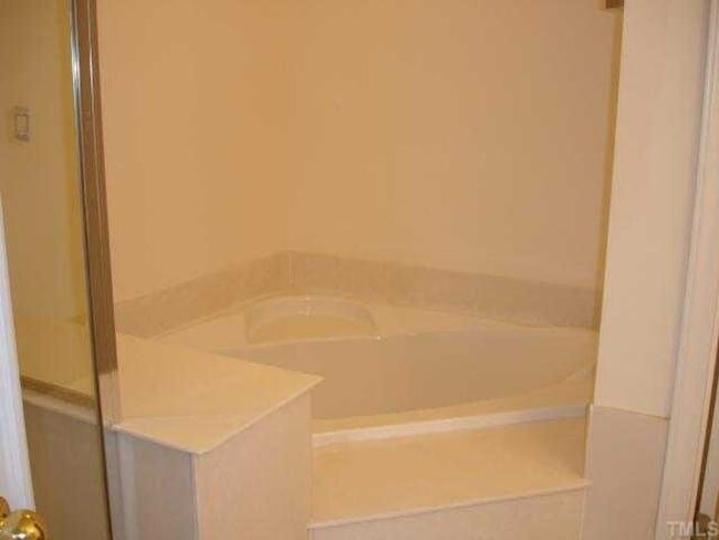 Building Photo - Townhome in Wakefield area for rent!