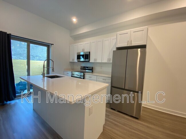 Photo - 976 N 45th St Apartment
