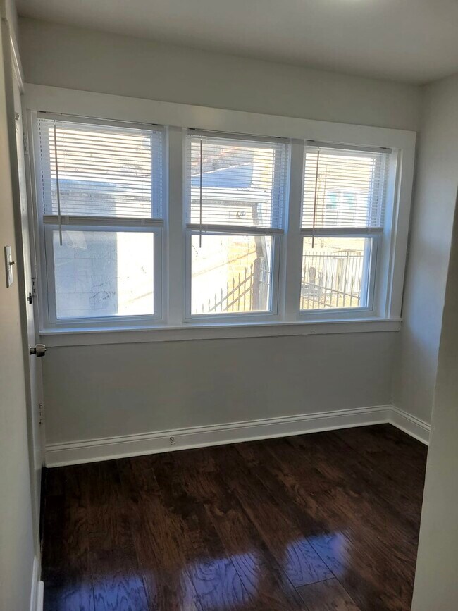 Foto del edificio - 4876 W Armitage Ave