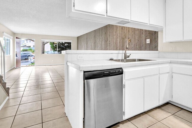 Foto del edificio - Great Three bedroom in UTC!  Available now!