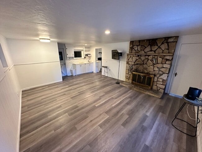 Building Photo - Cozy  3Bd duplex with utilities included! Available now! Call me today