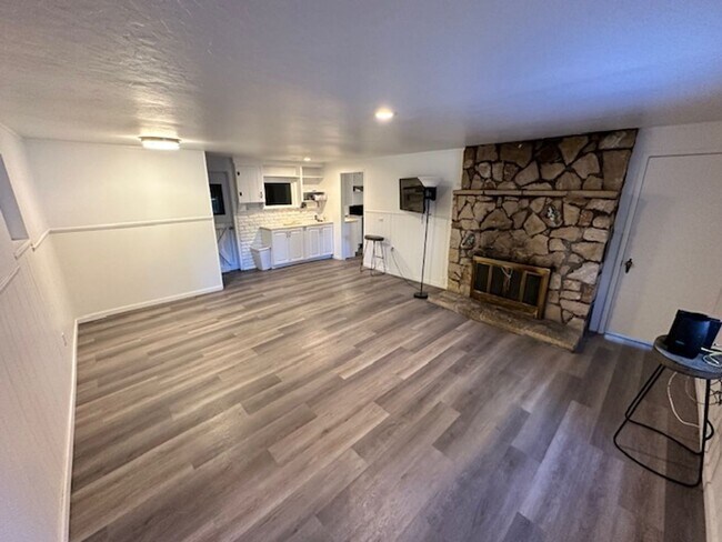Foto del edificio - Cozy  3Bd duplex with utilities included! Available now! Call me today