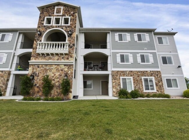 Building Photo - 1823 N Crest Rd
