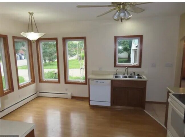 Foto del edificio - 11349 Elliot Ave NW