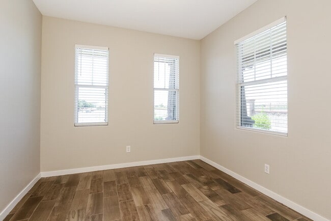 Building Photo - 2664 S Santa Rita