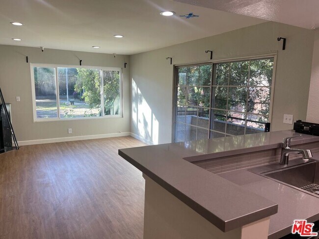 Foto del edificio - 7327 Willoughby Ave