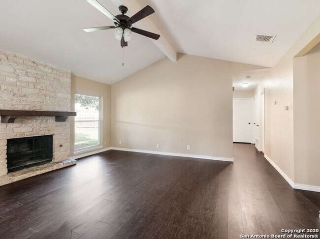 Building Photo - Great Location & Community