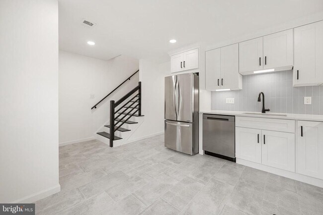 Building Photo - 14874 Emberdale Dr