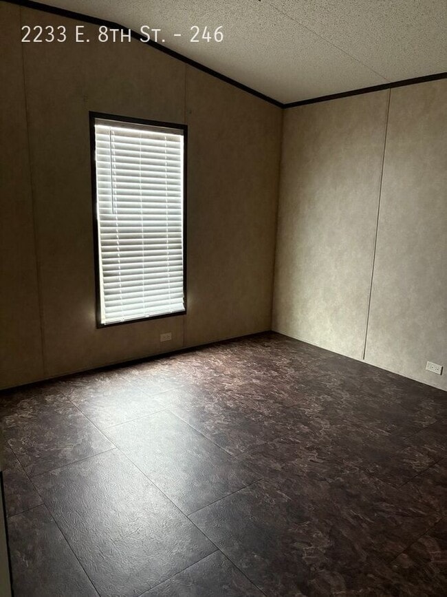 Foto del edificio - 2233 E 8th St
