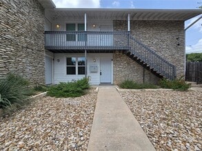 Building Photo - 2504 Manor Cir