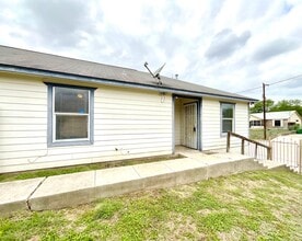 Building Photo - 422 Amires Pl
