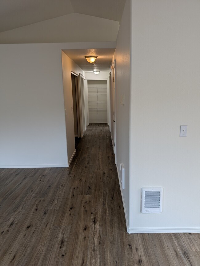 Building Photo - 790 SE Kierra Pl