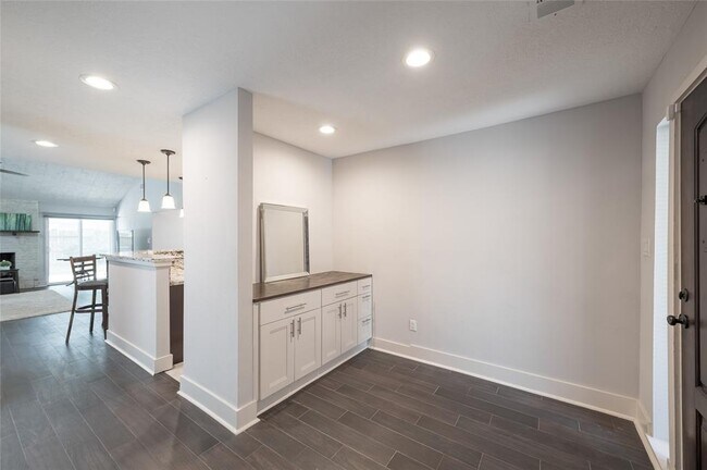 Building Photo - 1407 Lakecliff Dr