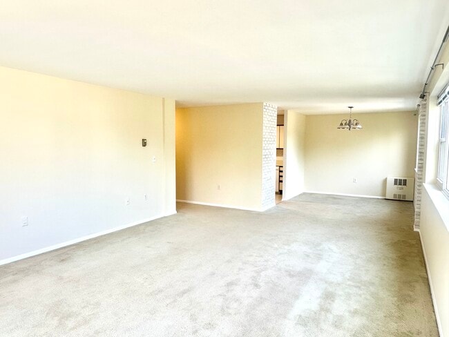 Building Photo - 893 Farmington Ave
