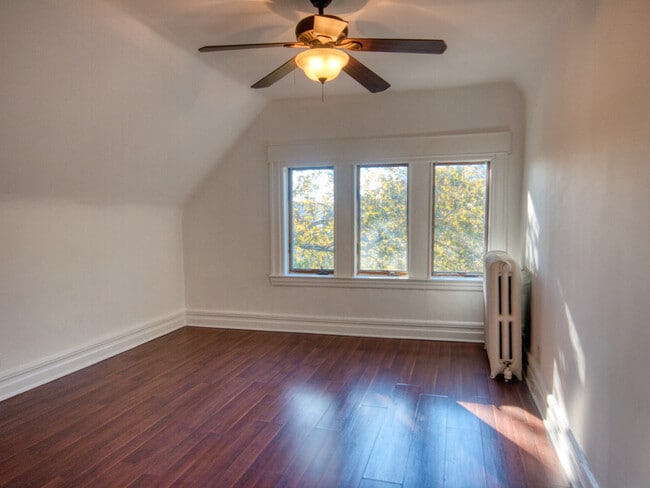Foto del edificio - 1067 E 2nd St