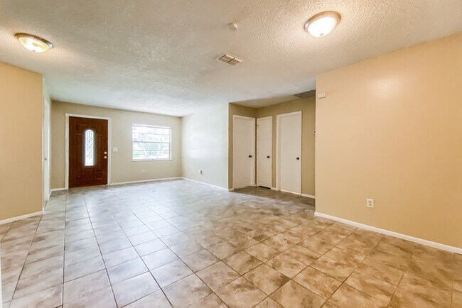 Building Photo - 39643 Meadowood Loop