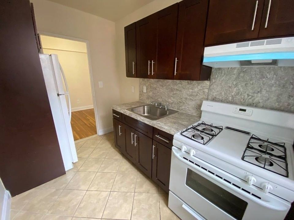 KITCHEN - 14306 Barclay Ave