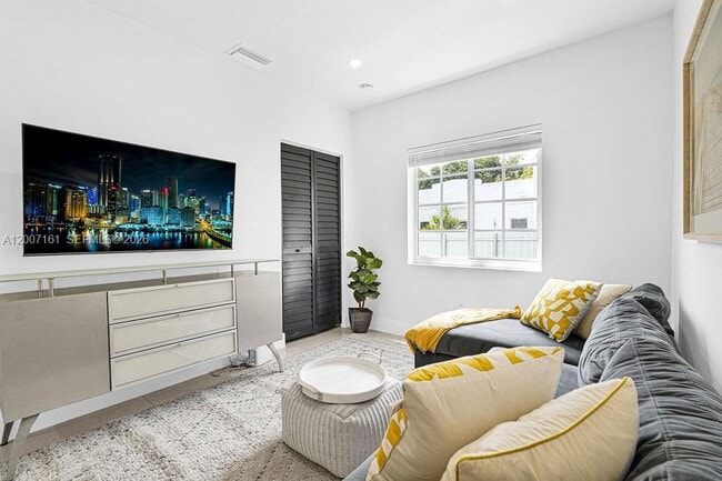 Building Photo - 570 NW 48th St