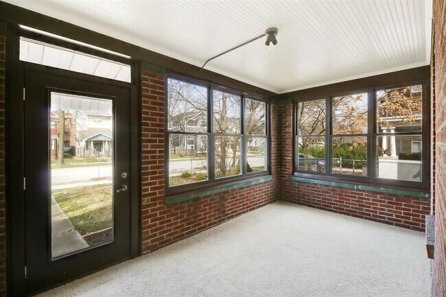 Foto del edificio - 5 bed, 3 bath updated home on Campus -  AVAILABLE AUGUST 2026