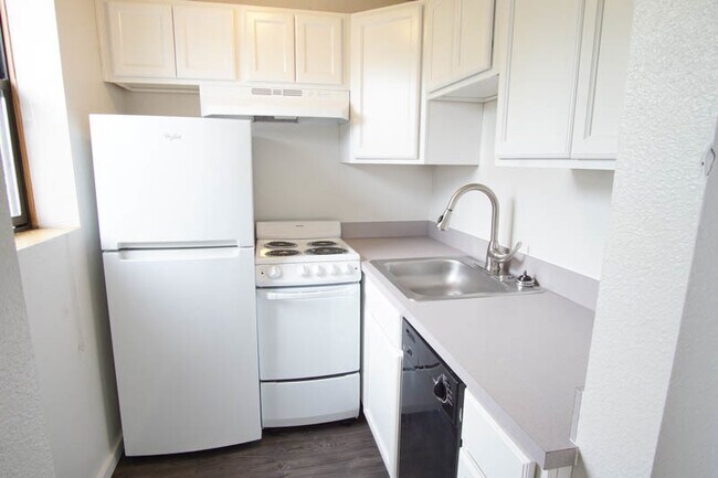 Building Photo - Cozy 2nd Floor Studio between NW 23rd & Pe...