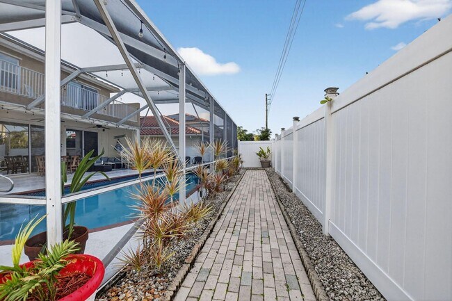 Foto del edificio - 18280 Coral Isles Dr
