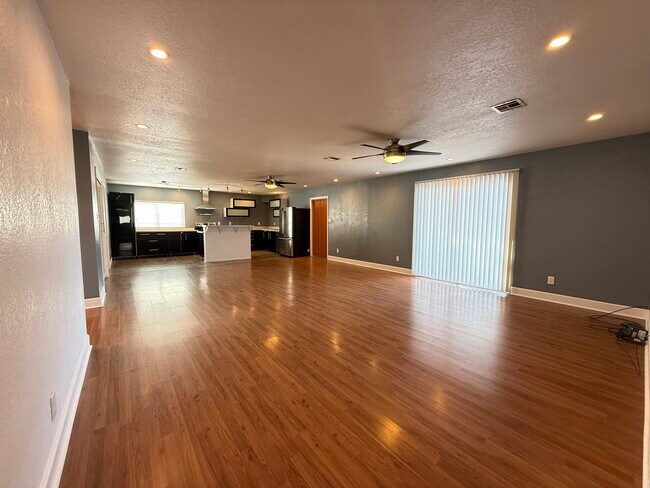 Foto del edificio - 3035 W 11th Ln